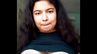 Tengo 18 a&ntilde;os y enormes tetas